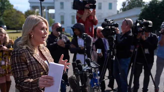 캐럴라인 레빗 백악관 대변인이 2일(현지시간) 취재진에게 해고되는 연방 공무원이 수천명에 달할 것이라고 설명하고 있다. AP연합뉴스