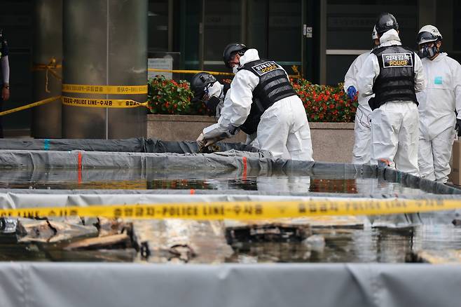지난달 30일 오전 대전 유성구 국가정보자원관리원 화재 현장에서 감식 관계자들이 불이 붙었던 무정전·전원 장치(UPS)용 리튬이온배터리의 상태를 살피고 있다. 연합뉴스