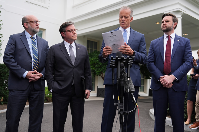 존 슌 미국 공화당 상원 원내대표(왼쪽에서 세 번째)가 29일(현지시간) 백악관 웨스트윙 앞에서 기자들에게 임시예산안 관련 협상에 관해 설명하고 있다.  왼쪽부터 러셀 보우트 백악관 예산관리국(OMB) 국장, 마이크 존슨 하원의장, 슌 원내대표, JD 밴스 부통령. AP연합뉴스