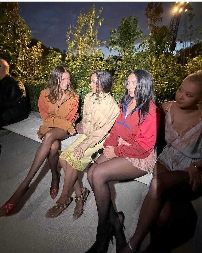 영국 팝스타 찰리 xcx 인스타그램에 올라온 행사 당시의 사진. 로제 부분만 어둡게 음영 처리가 되어 있다. 찰리 xcx 인스타그램