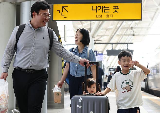 A family heads to their hometown for the Chuseok holiday at Seoul Station on Friday. (Yonhap)