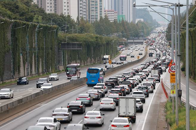 On the first day of the Chuseok holiday, Friday, traffic is congested on the southbound lanes near the Jamwon Interchange of the Gyeongbu Expressway in Seoul. (Yonhap)