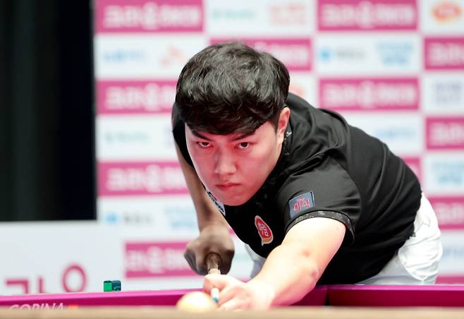 ‘한국 3쿠션 차세대 간판’ 김준태(하림)가 ‘미스터 매직’ 세미 사이그너(튀르키예·웰컴저축은행)를 제압했다. PBA 제공