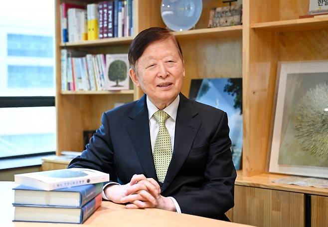 김하중 전 통일부 장관이 최근 서울 서초구 복음통일비전 사무실에서 저서 ‘젊은 크리스천들에게’ 개정증보판을 펴낸 배경을 설명하고 있다. 신석현 포토그래퍼