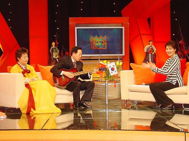 김하중 전 통일부 장관이 주중대사 당시인 2005년 베이징TV 토크쇼에 출연해 기타를 연주하는 모습. 국민일보DB