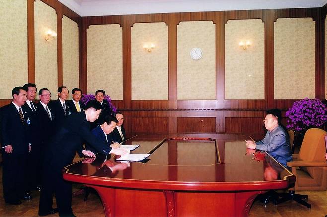 김대중 전 대통령이 2000년 6·15 남북 정상회담 당시 북한 백화원초대소에서 선언서에 서명하고 있다. 당시 의전비서관인 김하중 전 통일부 장관이 곁에서 서명을 보좌하는 모습. 국민일보DB