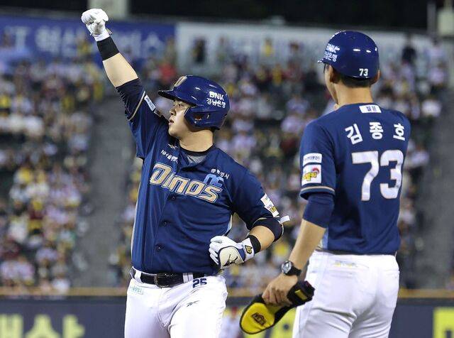 NC 다이노스의 김형준이 1일 서울 잠실야구장에서 열린 KBO리그 LG 트윈스와의 경기 4회초 1사 만루 상황에서 2타점 역전 적시타를 친 뒤 오른 주먹을 번쩍 들어 보이고 있다. 연합뉴스