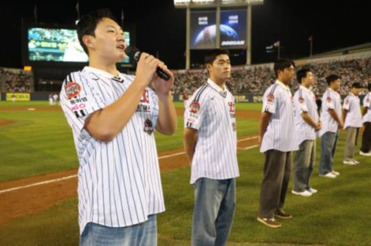 팬들에게 인사하는 LG 2026년 신인 양우진. 사진[연합뉴스]