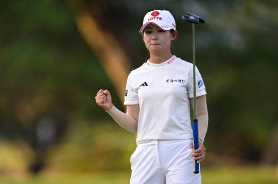 2라운드 18번 홀 버디 잡고 기뻐하는 황유민. 사진[게티이미지/AFP=연합뉴스]
