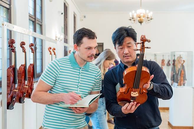 현악기 제작자 박지환씨(오른쪽)가 바이올린을 살펴보고 있다. [Wieniawski Society]