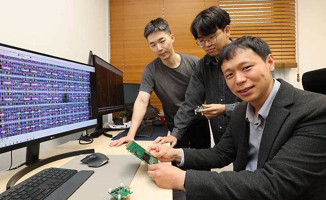 뉴로모픽 아키텍처를 개발하고 있는 전동석 서울대 융합과학기술대학원 교수가 매경과 인터뷰하면서 연구실 학생들과 개발한 뉴로모픽 아키텍처 칩에 대해 설명하고 있다. [이충우 기자]