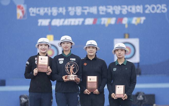 3일 광주5.18민주광장에서 열린 ‘현대자동차 정몽구배 한국양궁대회2025’ 여자 리커브 경기 시상식에서 우승을 차지한 임시현(왼쪽 둘째), 준우승 강채영(왼쪽), 3위 김수린(오른쪽 둘째), 4위 정다영이 기념촬영을 하고있다. 뉴스1