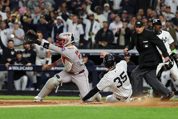 4회 코디 벨린저가 홈에 들어오고 있다. 사진= Getty Images/AFP= 연합뉴스 제공
