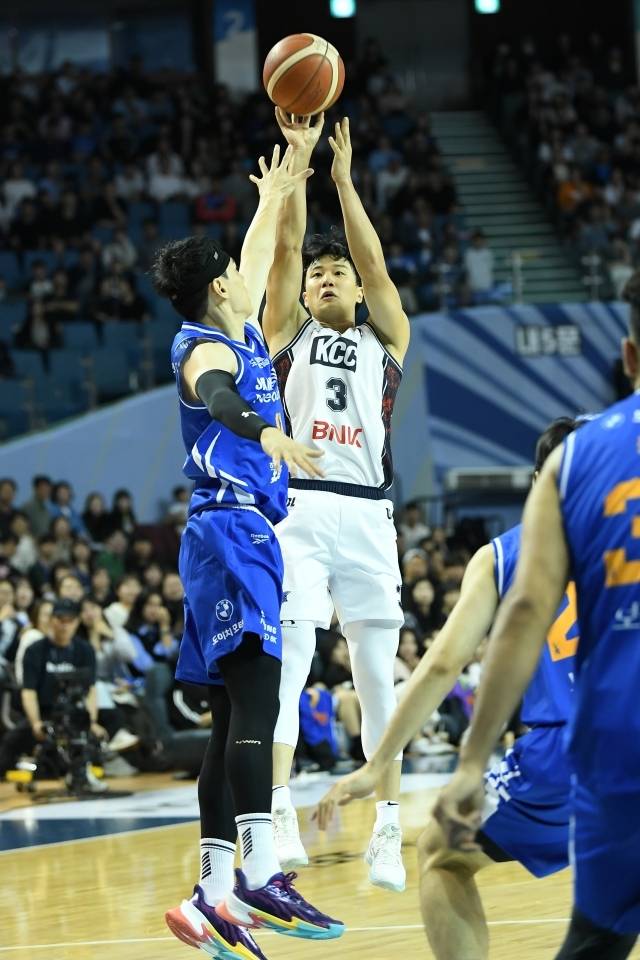 최고의 효율로 개막전 승리의 일등 공신이 된 허웅. 허훈이 돌아왔을 때 견제에서 자유로워질 그의 득점력은 더욱 폭발력 있을 것으로 예상된다. 사진=KBL 제공