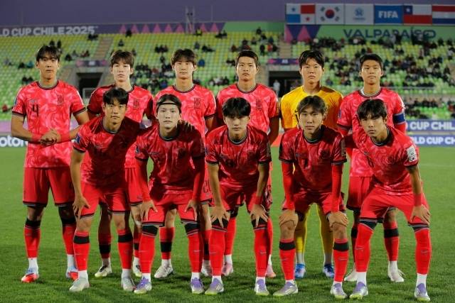 이창원 감독이 이끈 대한민국은 칠레 발파라이소의 에스타디오 엘리아스 피게로아 브란데르에서 열린 파라과이와의 2025 FIFA U-20 월드컵 본선 조별리그 B조 2차전에서 수적 우위에도 0-0 무승부를 거뒀다. 사진=AFP=연합뉴스