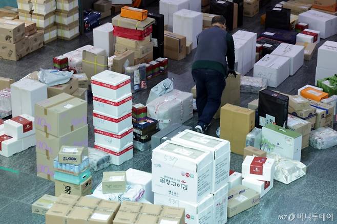 추석 연휴를 앞둔 10월1일 서울 여의도 국회 의원회관에 추석 선물 택배 상자가 쌓여 있다./사진=뉴스1