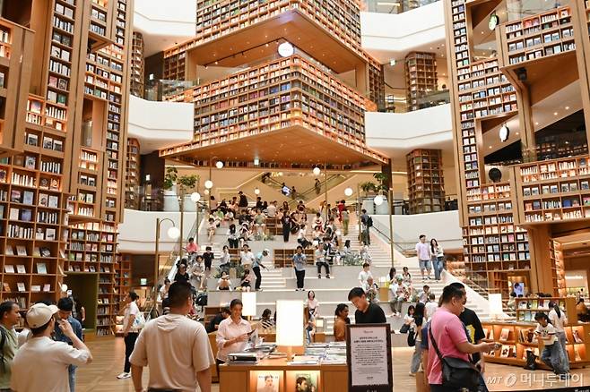 [수원=뉴시스] 김종택 기자 = 전국 대부분 지역에 폭염 특보가 발효된 6일 경기 수원시 장안구 '스타필드 수원' 별마당 도서관에 더위를 피해 나온 시민들로 북적이고 있다. 2025.07.06. jtk@newsis.com /사진=김종택