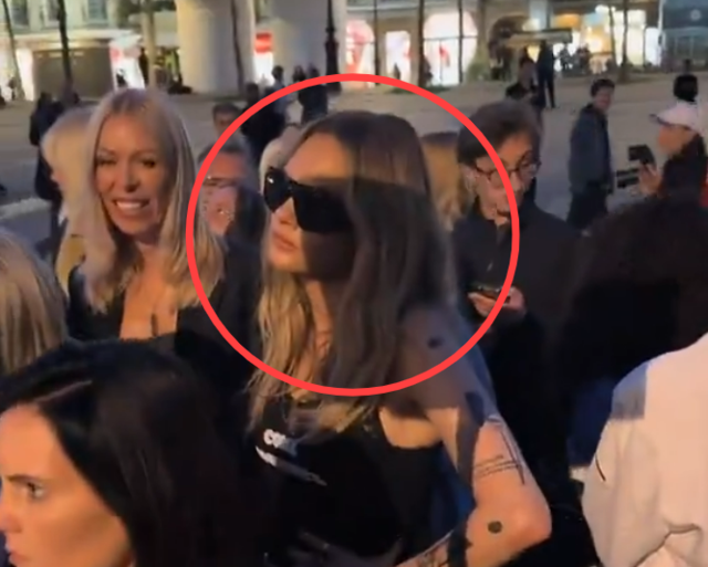 지난달 30일 파리패션위크가 열린 프랑스 파리의 한 행사장 입장을 위해 줄을 서서 기다리는 유명 모델 카라 델레바인. X 캡처