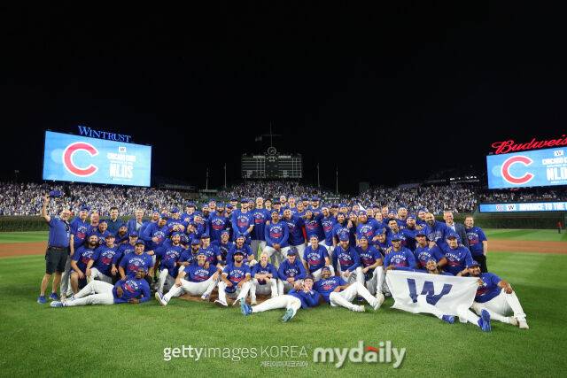 내셔널리그 디비전시리즈 진출에 성공한 후 기념 촬영에 임한 컵스 선수들. /게티이미지코리아