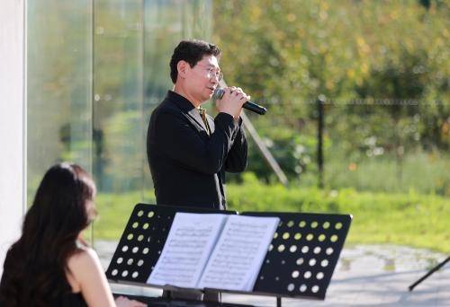 지난해 가을 이상일 용인시장이 카메오로 출연, 성악을 직접 불러 화제를 모았다.[용인시 제공]