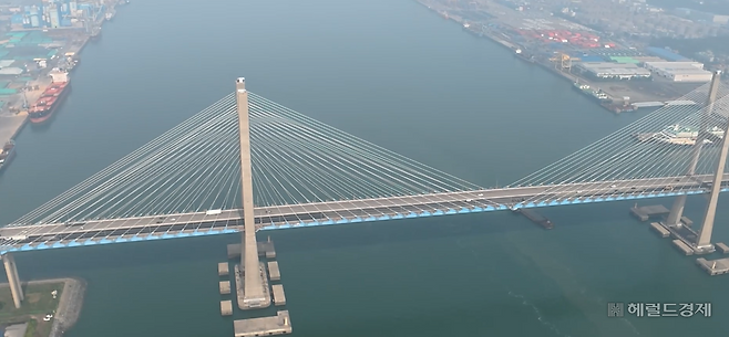 2일 헬기를 타고 지상 200m 상공에서 내려다본 서해대교 모습. 사진=이용경 기자 [항공촬영 협조=경기남부경찰청 항공대 김형수 경감·정종인 경위]
