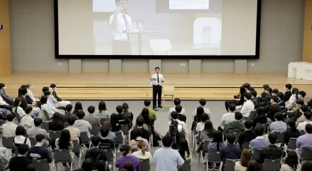 엔씨소프트 김택진 대표가 신입 사원들과 대화를 하고 있는 모습 [사진, 엔씨소프트]