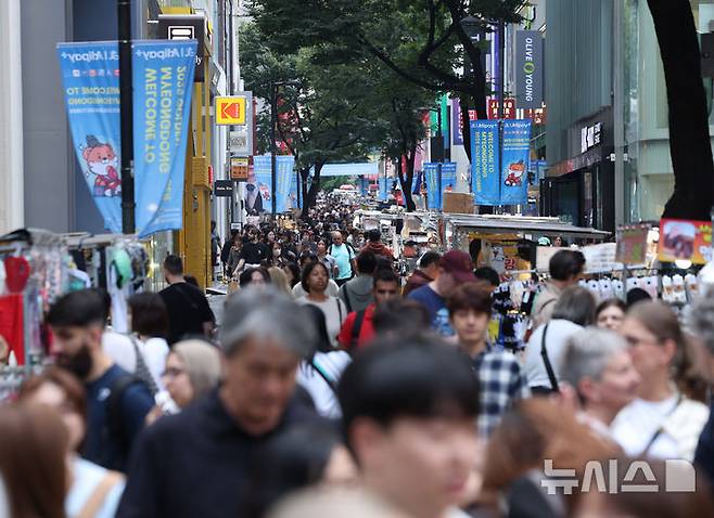 [서울=뉴시스] 김진아 기자 = 중국인 단체관광객 무비자 입국이 시행을 하루 앞둔 28일 서울 중구 명동이 외국인 관광객들로 붐비고 있다. 오는 29일부터는 내년 6월 30일까지 국내·외 전담여행사가 모객한 3인 이상 중국인 단체관광객은 비자 없이 15일간 국내 관광을 할 수 있다. 제주도는 이전과 동일하게 개별·단체 관광객 모두 30일 무비자 방침이 유지된다. 2025.09.28. bluesoda@newsis.com