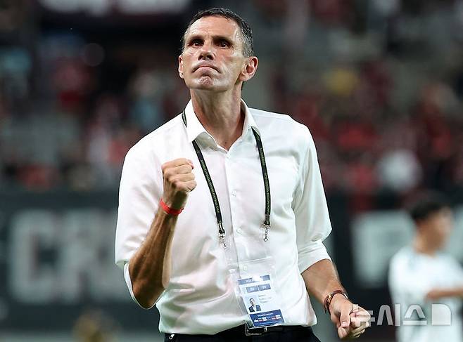 [서울=뉴시스] 이영환 기자 = 지난 7월2일 오후 서울 마포구 서울월드컵경기장에서 열린 2025 하나은행 코리아컵 8강 전북 현대 모터스와 FC 서울의 경기에서 1-0으로 승리한 전북 현대 거스 포옛 감독이 주먹을 불끈 쥐고 있다. 2025.07.02. 20hwan@newsis.com