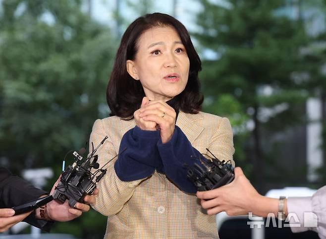 [서울=뉴시스] 홍효식 기자 = 공직선거법·국가공무원법 위반 등 혐의로 체포된 이진숙 전 방송통신위원장이 2일 서울 영등포경찰서로 압송되고 있다. 2025.10.02. yesphoto@newsis.com