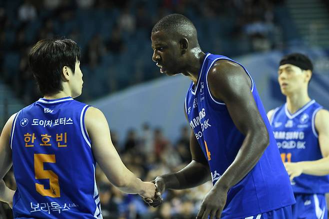 [서울=뉴시스] 프로농구 서울 삼성의 한호빈과 앤드류 니콜슨. (사진=KBL 제공) *재판매 및 DB 금지