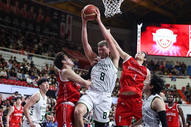 [서울=뉴시스] 프로농구 원주 DB의 헨리 엘런슨. (사진=KBL 제공)  *재판매 및 DB 금지