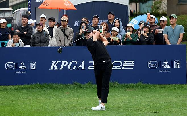 [서울=뉴시스] 배용준이 3일 경북 예천의 한맥 컨트리클럽(파72)에서 열린 한국프로골프(KPGA) 투어 경북오픈 3라운드 경기를 펼치고 있다. (사진=KPGA 제공) 2025.10.03. *재판매 및 DB 금지