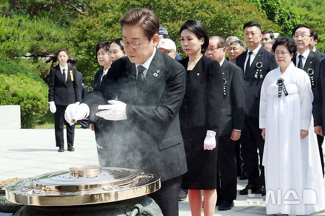 [서울=뉴시스] 고범준 기자 = 이재명 대통령이 6일 서울 동작구 국립서울현충원에서 열린 제70회 현충일 추념식에서 현충탑 참배를 하며 분향하고 있다. 2025.06.06. bjko@newsis.com