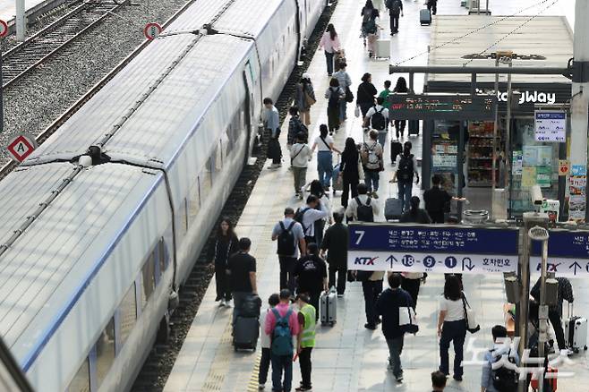 서울 용산구 서울역이 귀성객들로 북적이고 있다. 류영주 기자