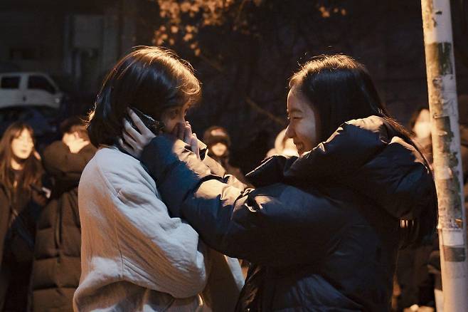 넷플릭스 시리즈 '은중과 상연'은 10대 시절부터 40대까지 이어지는 류은중과 천상연(박지현)의 얽히고설킨 관계를 다룬다. 두 번의 절교와 수많은 사건들을 거치며 변화를 겪는 두 사람의 이야기는 말기 암에 걸린 천상연이 은중에게 마지막 동행을 부탁하며 함께하는 여정을 통해 한층 더 깊은 여운을 남긴다. 넷플릭스 제공