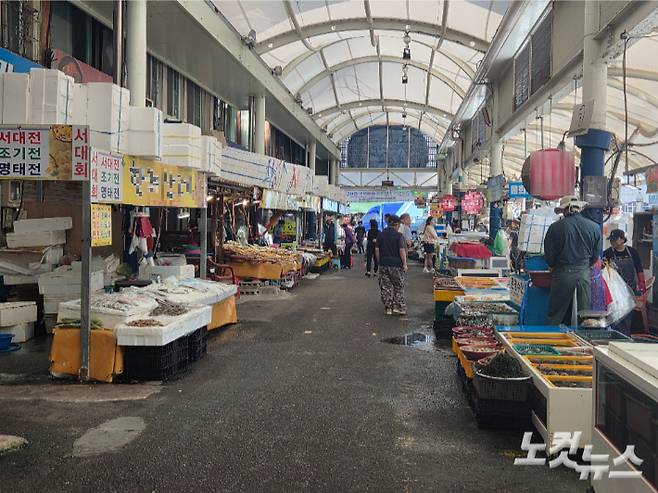 추석 연휴 시작을 하루 앞둔 지난 2일 한산한 전남 여수 교동시장. 유대용 기자