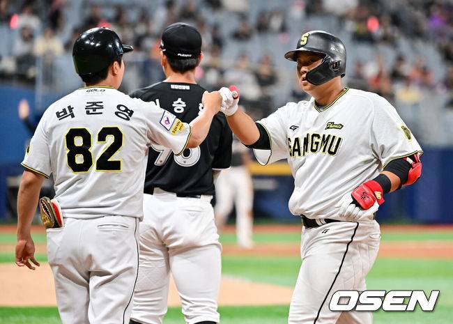 [OSEN=고척, 박준형 기자]  1일 오후 서울 고척 스카이돔에서 제1회 2025 KBO 퓨처스리그 챔피언결정전 KT 위즈와 상무의 경기가 진행됐다. 지난달 29일 열린 2025 퓨처스리그 챔피언 결정전 준결승전에서 남부리그 2위 KT는 북부리그 1위 한화 이글스에 10-6 역전승을 거뒀다. 남부리그 1위 상무는 북부리그 2위 LG 트윈스를 5-2로 꺾고 각각 결승 진출에 성공했다.3회말 2사 1루 상무 한동희가 안타를 날린뒤 박준영 코치와 하이파이브를 하고 있다.  2025.10.01 / soul1014@osen.co.kr