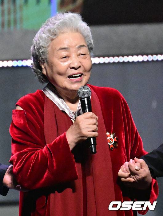 [OSEN=최규한 기자] 31일 오후 서울 장충동 국립극장 해오름극장에서&nbsp;'2024&nbsp;대한민국 대중문화예술상' 시상식이 열렸다.올해로 15회를 맞이한 '대중문화예술상'은 대중문화예술인들의 사회적 위상과 창작 의욕을 높이고, 대중문화예술산업 발전에 이바지한 이들의 공을 기리고자 마련된 대중문화예술 분야 최고 권위의 정부 포상이다.배우 강부자가 은관문화훈장을 수훈한 뒤 소감을 전하고 있다. 2024.10.31 / dreamer@osen.co.kr
