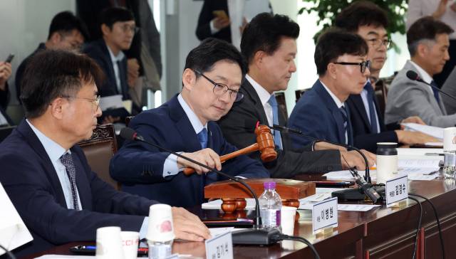 ▲김경수 지방시대위원장이 30일 세종시 지방시대위원회에서 열린 제22차 회의에서 회의 시작을 알리고 있다. 이날 회의에서는 '5극3특 국가균형성장 추진전략'에 관해 논의한다. ⓒ연합뉴스