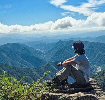 운장산 동봉. 들머리에서 동봉 정상까지 끝없는 오르막길이다. 첫 번째 난관을 무사히 통과하고 바위에 앉아 경치를 즐겼다.