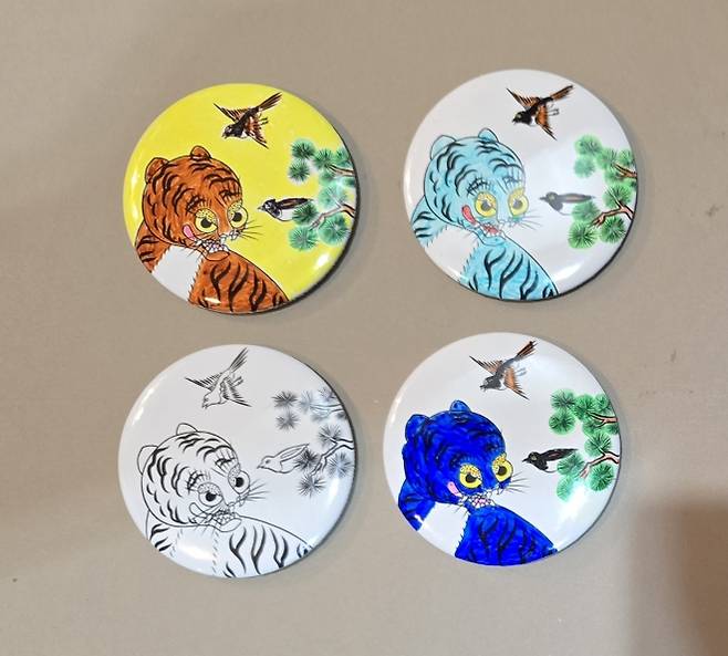 국립민속박물관에서 열리는 민화(호작도) 손거울 만들기 체험 자료 사진. 국립민속박물관 제공