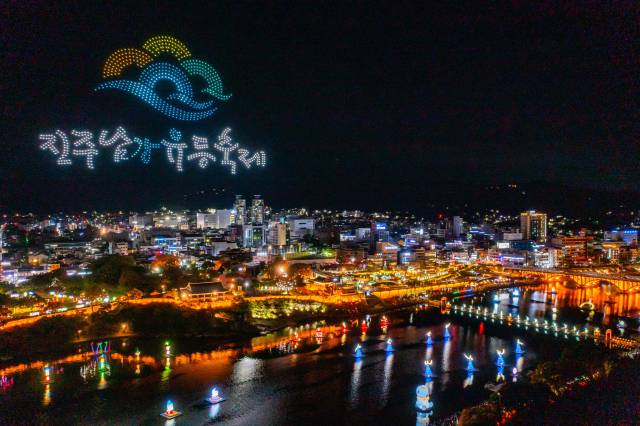 경남 진주시는 4일부터 19일까지 16일간 열리는 ‘2025 남강유등축제’를 비롯해 제74회 개천예술제, 2025 코리아드라마페스티벌 등 3대 축제가 10월 열린다고 밝혔다. 사진은 지난해 남강유등축제 당시 불꽃놀이 모습. 사진 제공=진주시