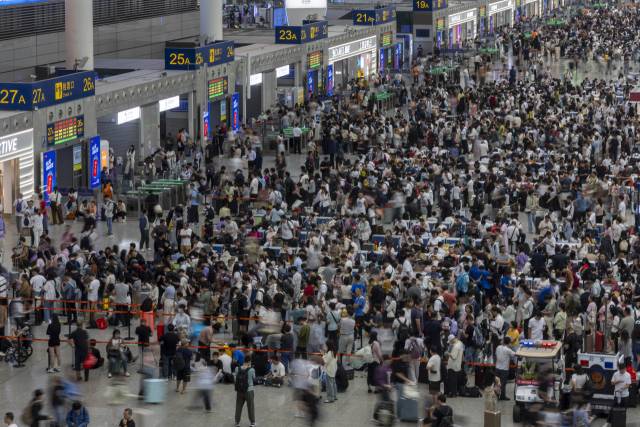 국경절 연휴 첫날인 1일 중국 상하이의 홍차오 기차역 대합실에서 승객들이 열차를 기다리고 있다. 신화연합.