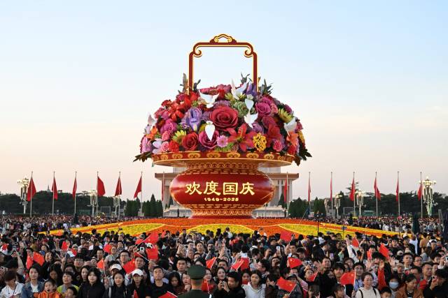 국경절 연휴 첫날인 1일 중국 베이징 톈안먼 광장에서 열린 국기 게양식을 보기 위해 사람들이 모여 있다. 로이터연합.