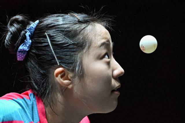 주천희를 맞아 서브하는 신유빈. AFP연합뉴스