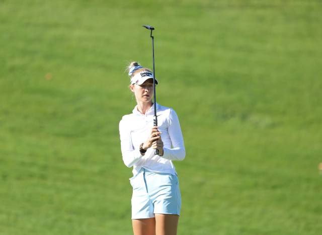 퍼팅 후 공을 바라보고 있는 넬리 코르다. 사진 제공=대홍기획