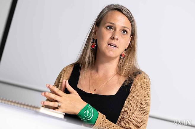 9월3일 서울 중구에 위치한 국제앰네스티 한국지부에서 인터뷰 중인 수잔 펠트하이스 박사. 손목에 매고 있는 녹색 반다나는 중남미에서 벌어진 페미니즘 운동 ‘녹색물결’을 상징한다. ⓒ시사IN 박미소