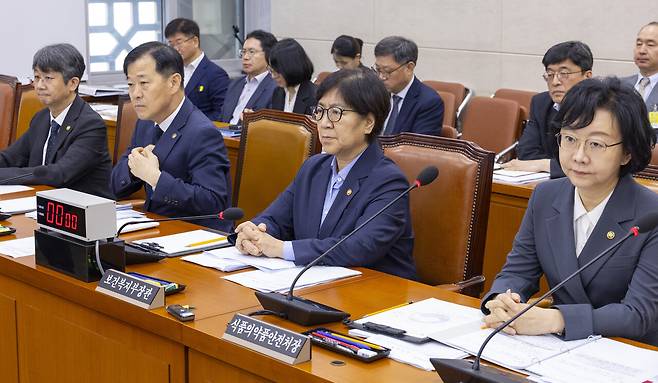 8월27일 정은경 보건복지부 장관(앞줄 가운데)이 국회 보건복지부 전체회의에 출석해 의원들의 법안 심사를 지켜보고 있다. ⓒ연합뉴스
