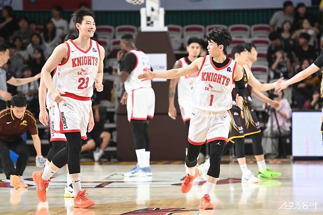 SK 김형빈(왼쪽)과 이민서가 3일 창원체육관에서 열린 LG와 공식 개막전 도중 하이파이브하고 있다. 사진제공｜KBL