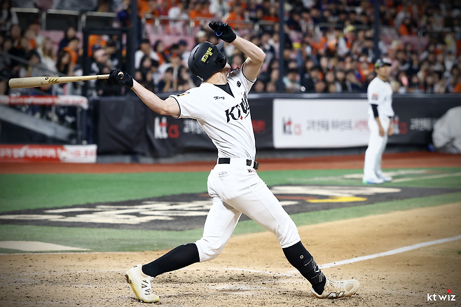 KT 앤드류 스티븐슨이 3일 수원 한화전 9회말 2타점 동점 적시타를 때려내고 있다. KT 위즈 제공